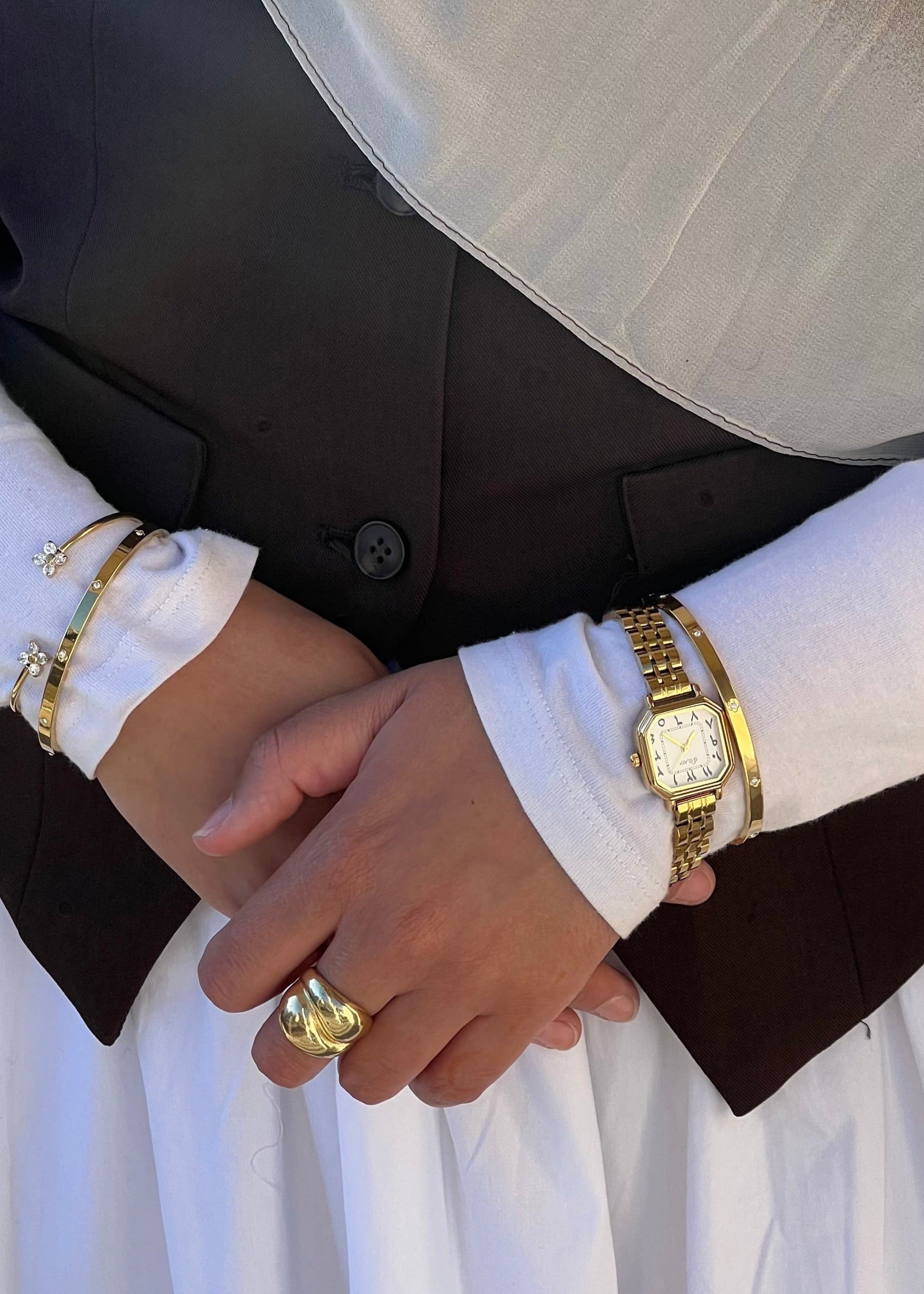 LA PRÉCIEUSE MONTRE DORÉ AVEC CHIFFRES ARABES