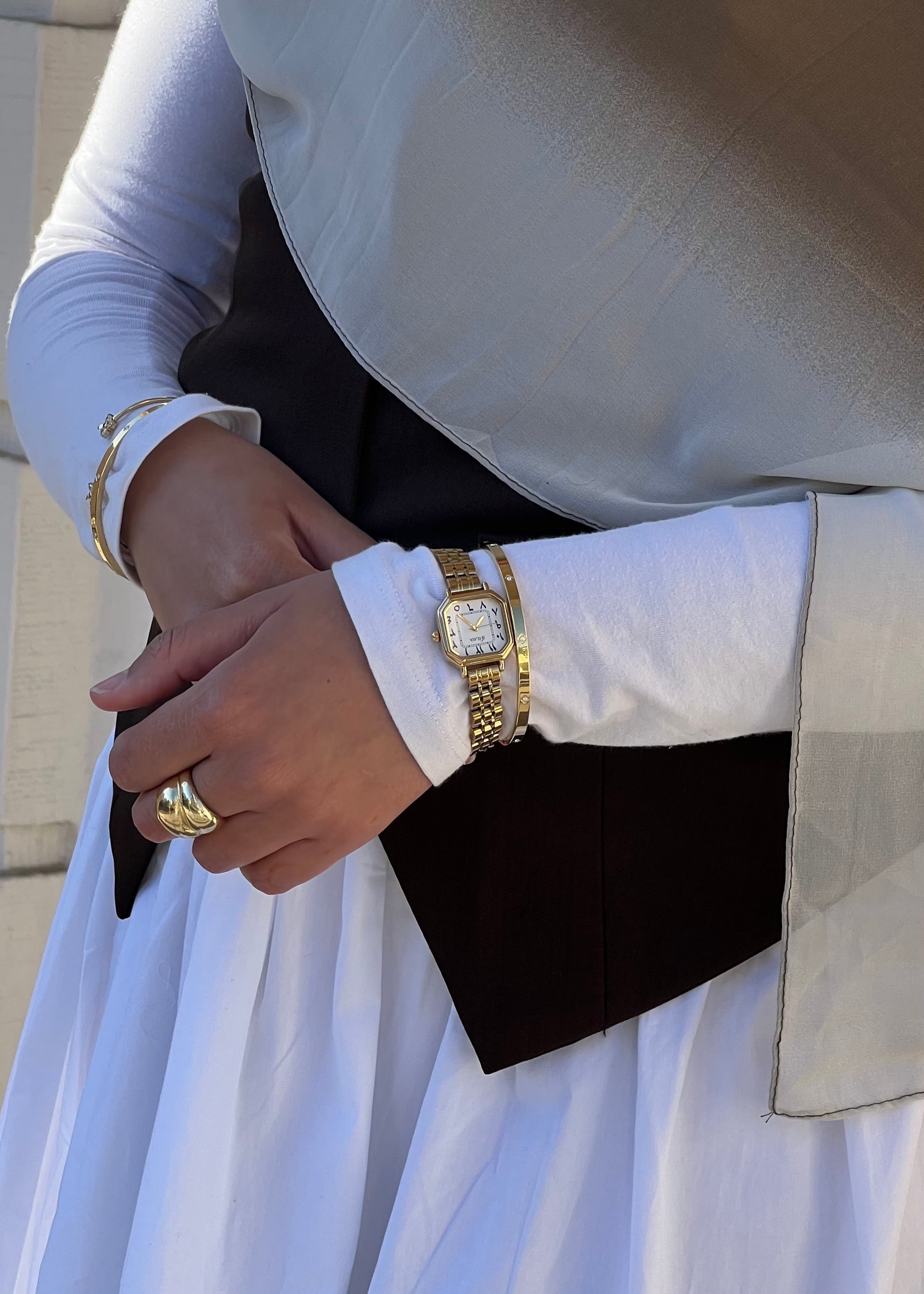 LA PRÉCIEUSE MONTRE DORÉ AVEC CHIFFRES ARABES