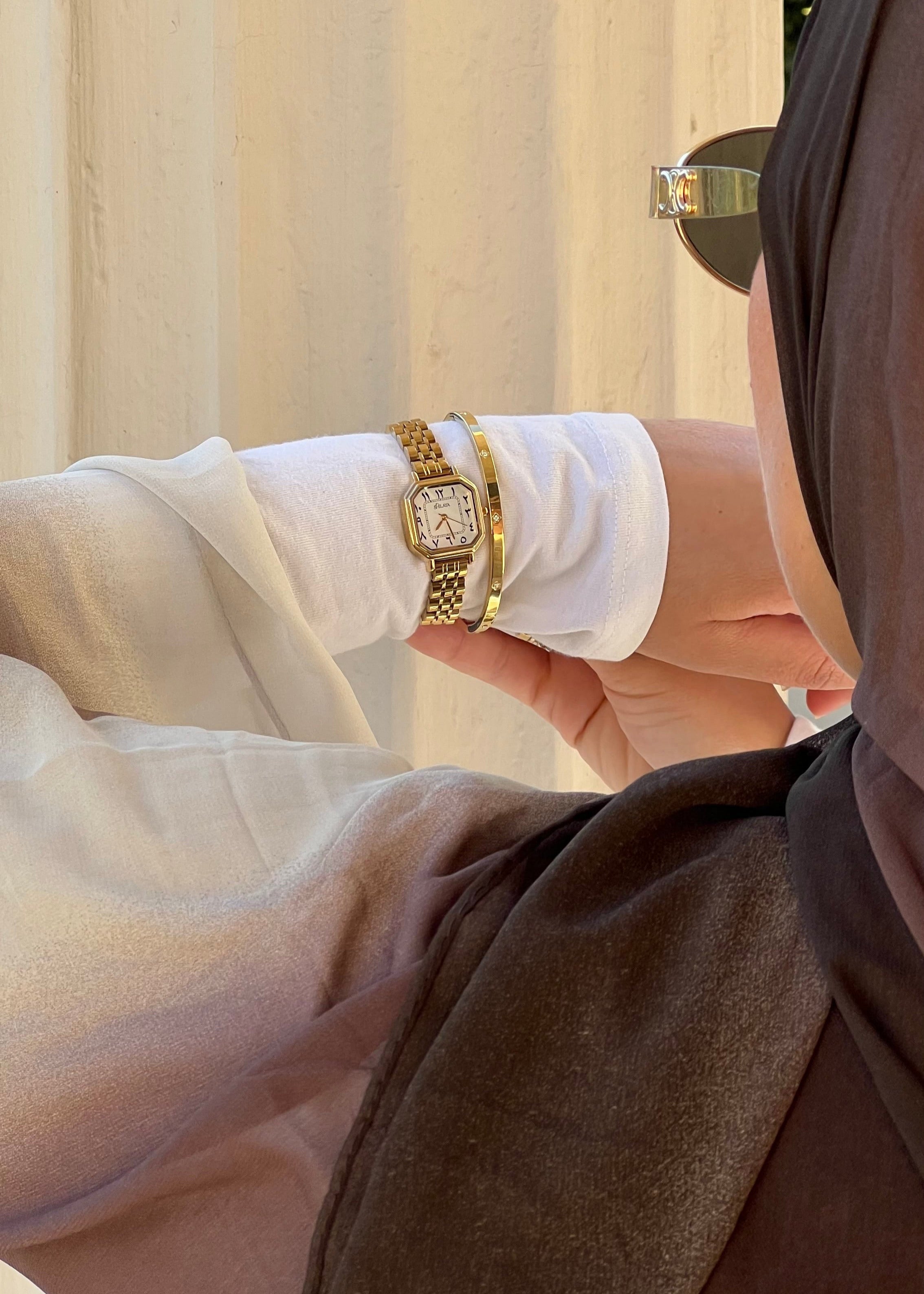 LA PRÉCIEUSE MONTRE DORÉ AVEC CHIFFRES ARABES