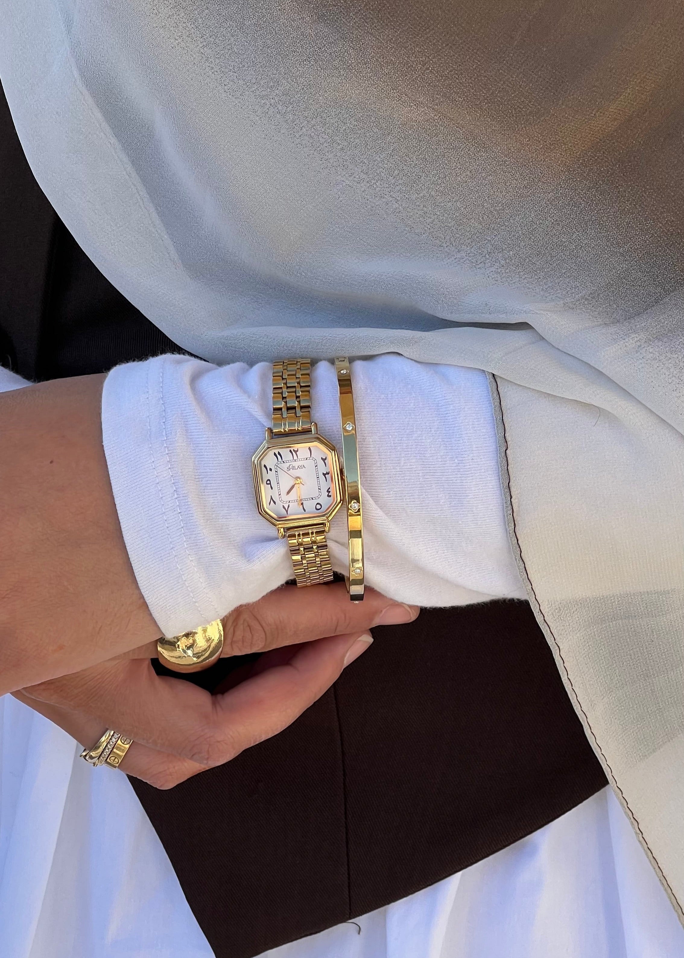 LA PRÉCIEUSE MONTRE DORÉ AVEC CHIFFRES ARABES