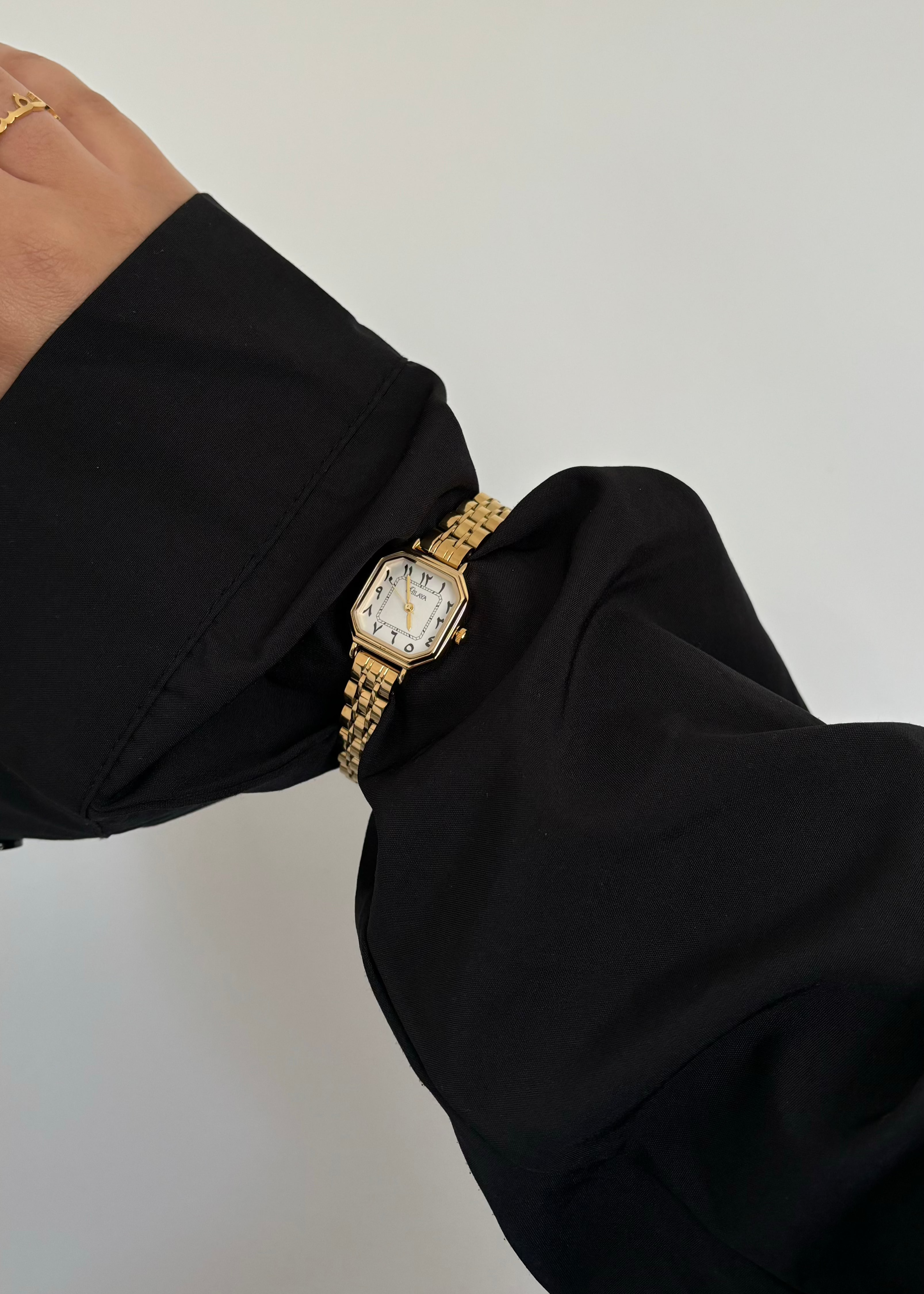 LA PRÉCIEUSE MONTRE DORÉ AVEC CHIFFRES ARABES