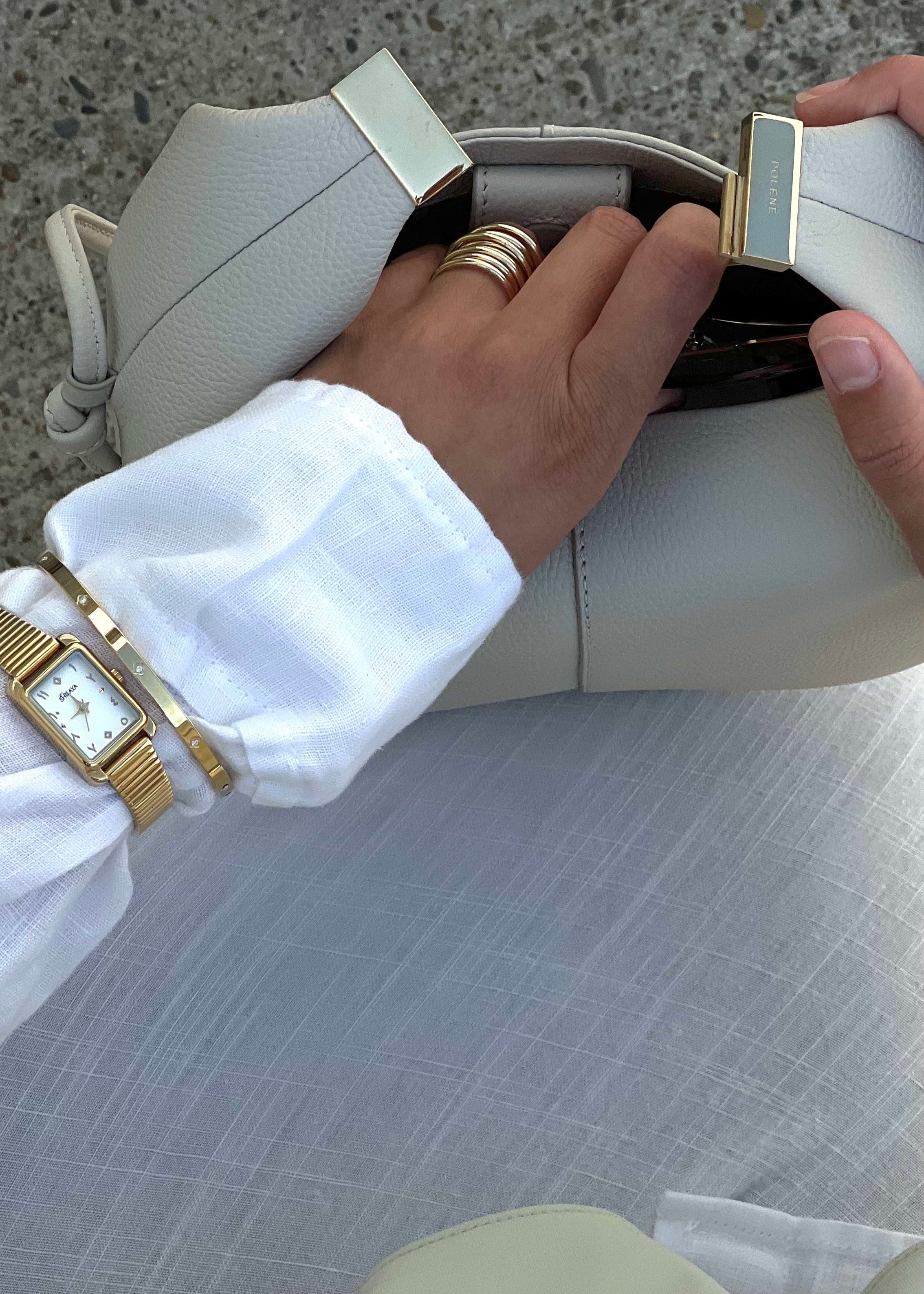 الساعة الذهبية الكلاسيكية بأرقام عربية