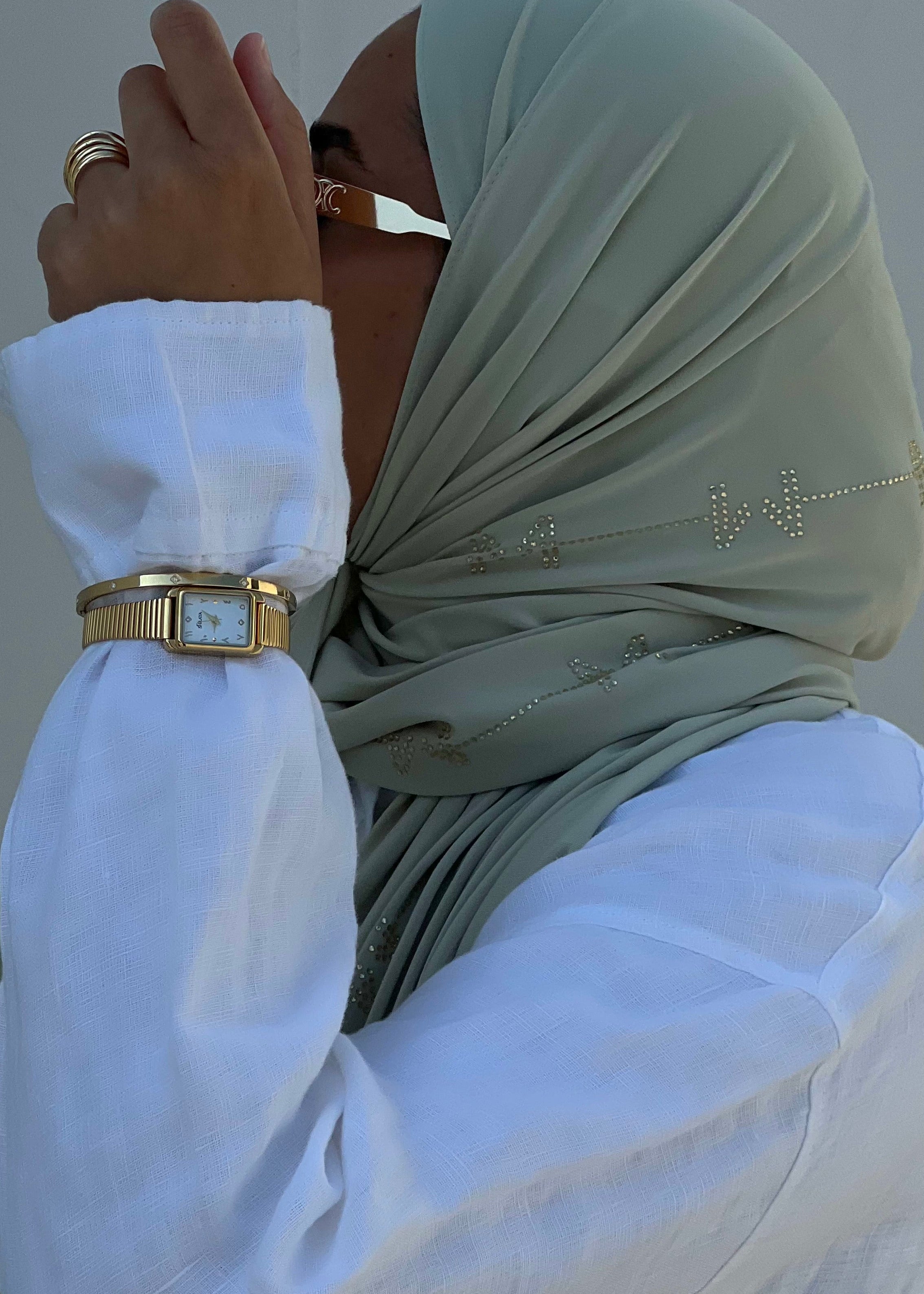 الساعة الذهبية الكلاسيكية بأرقام عربية