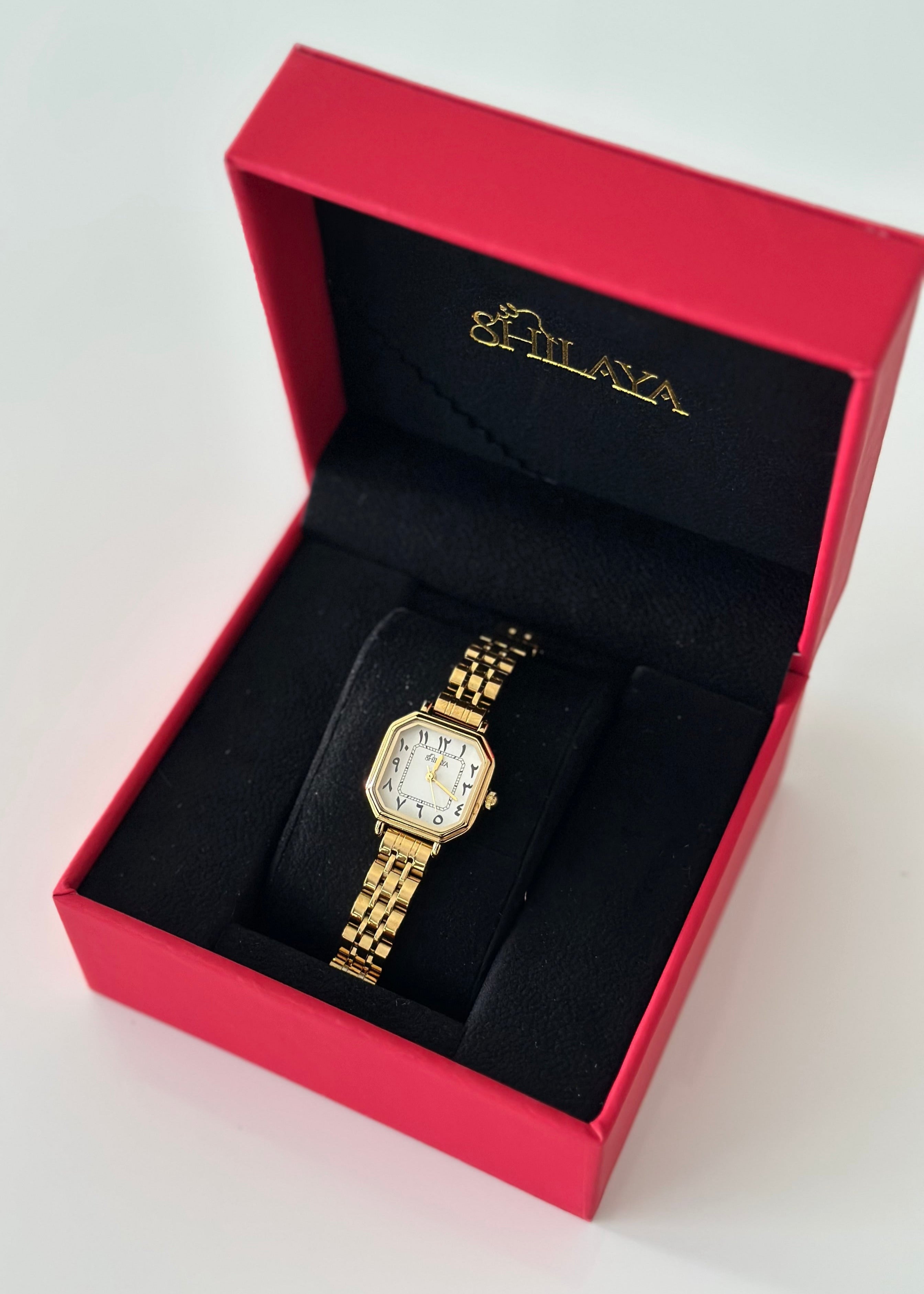 LA PRÉCIEUSE MONTRE DORÉ AVEC CHIFFRES ARABES