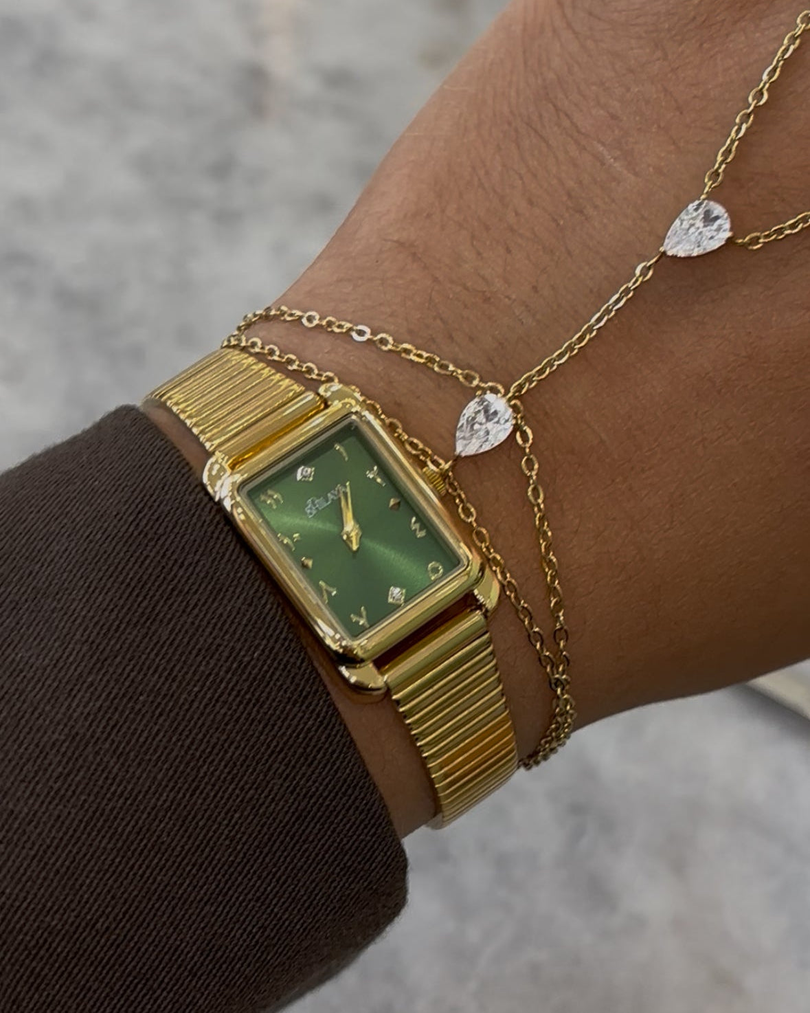 L'ÉMERAUDE MONTRE DORÉ AVEC CHIFFRES ARABES Shilaya