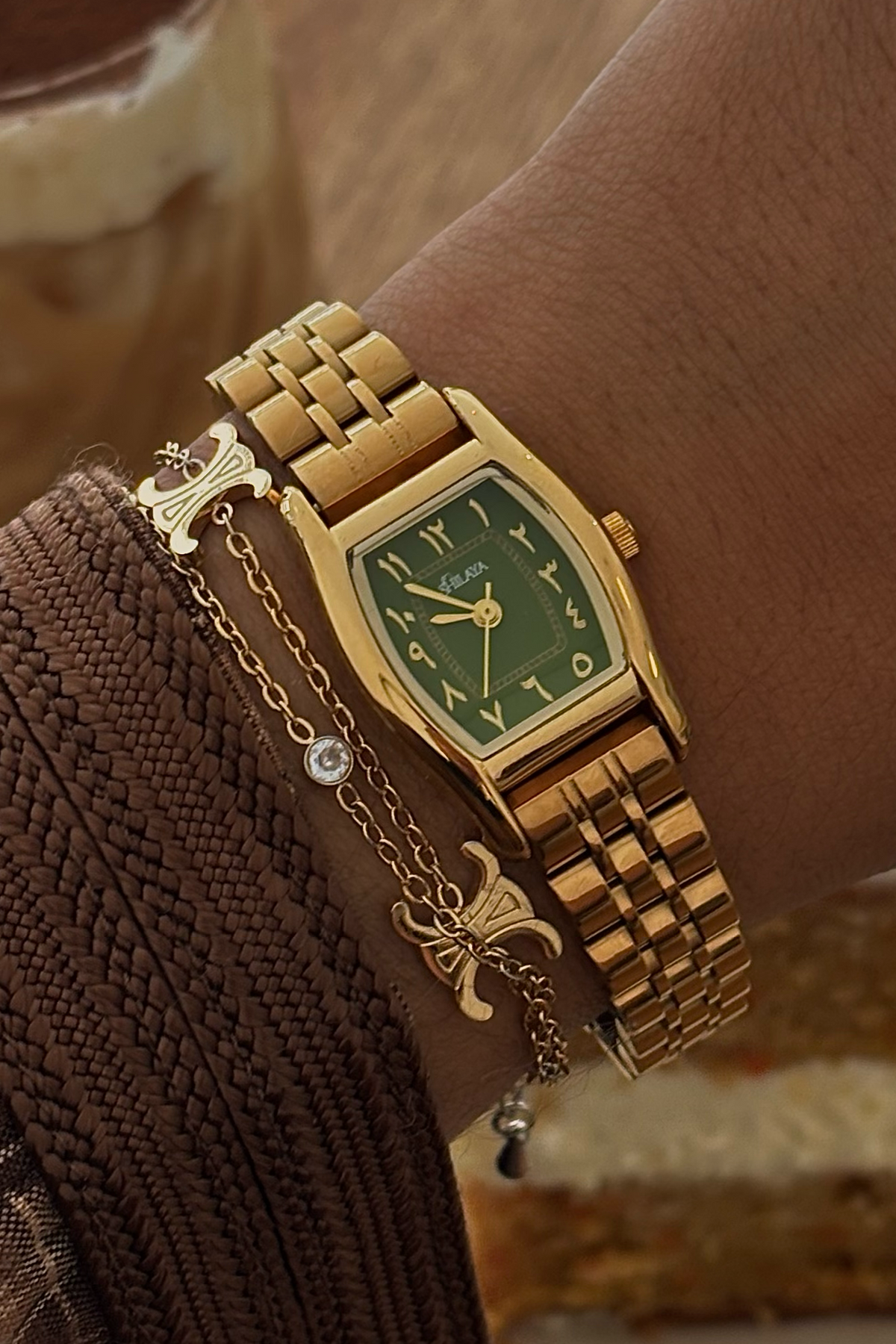 THE CLASSIC GOLD WATCH WITH ARABIC NUMERALS