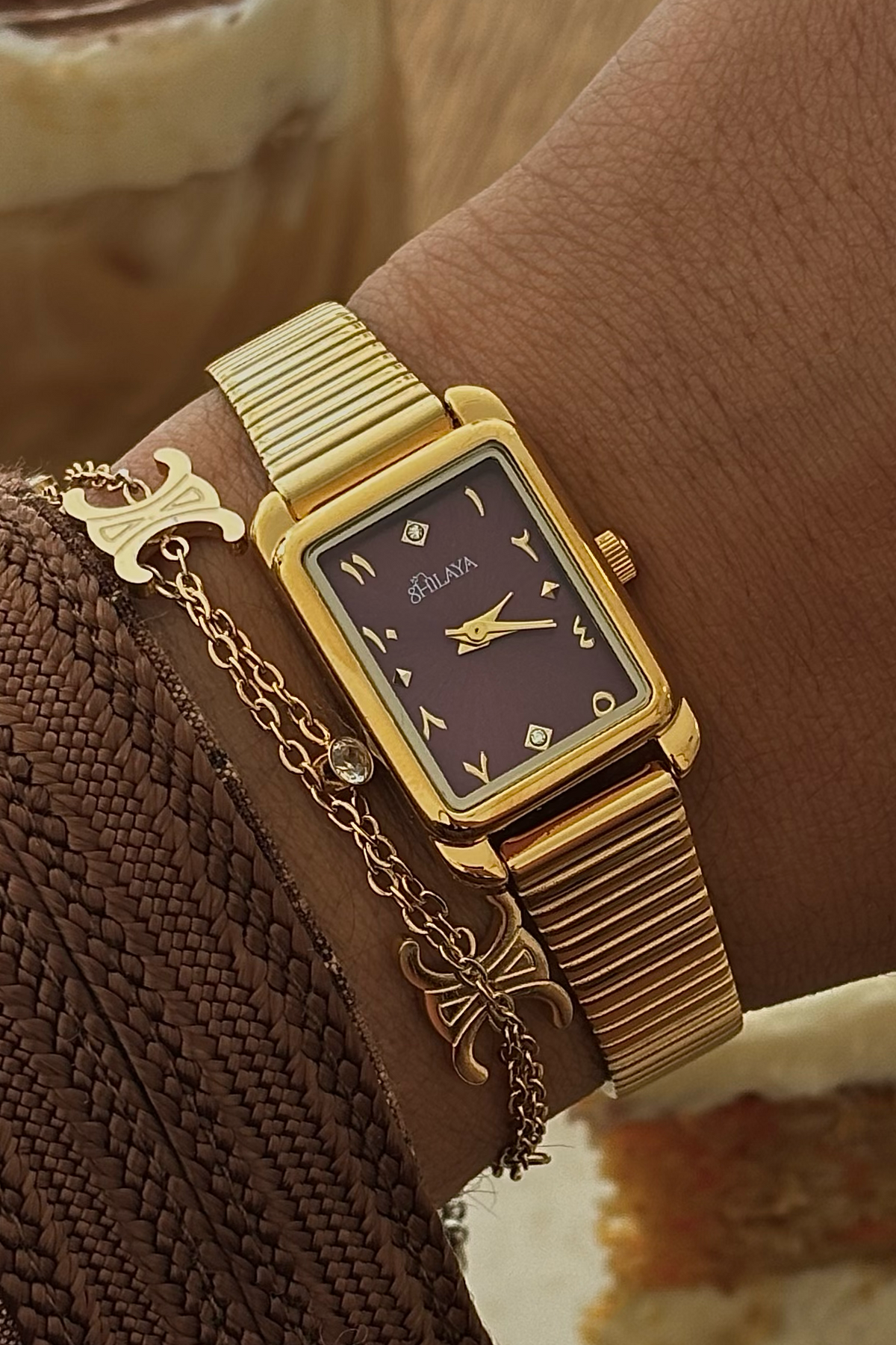 LA VELVET GOLD WATCH WITH ARABIC NUMERALS