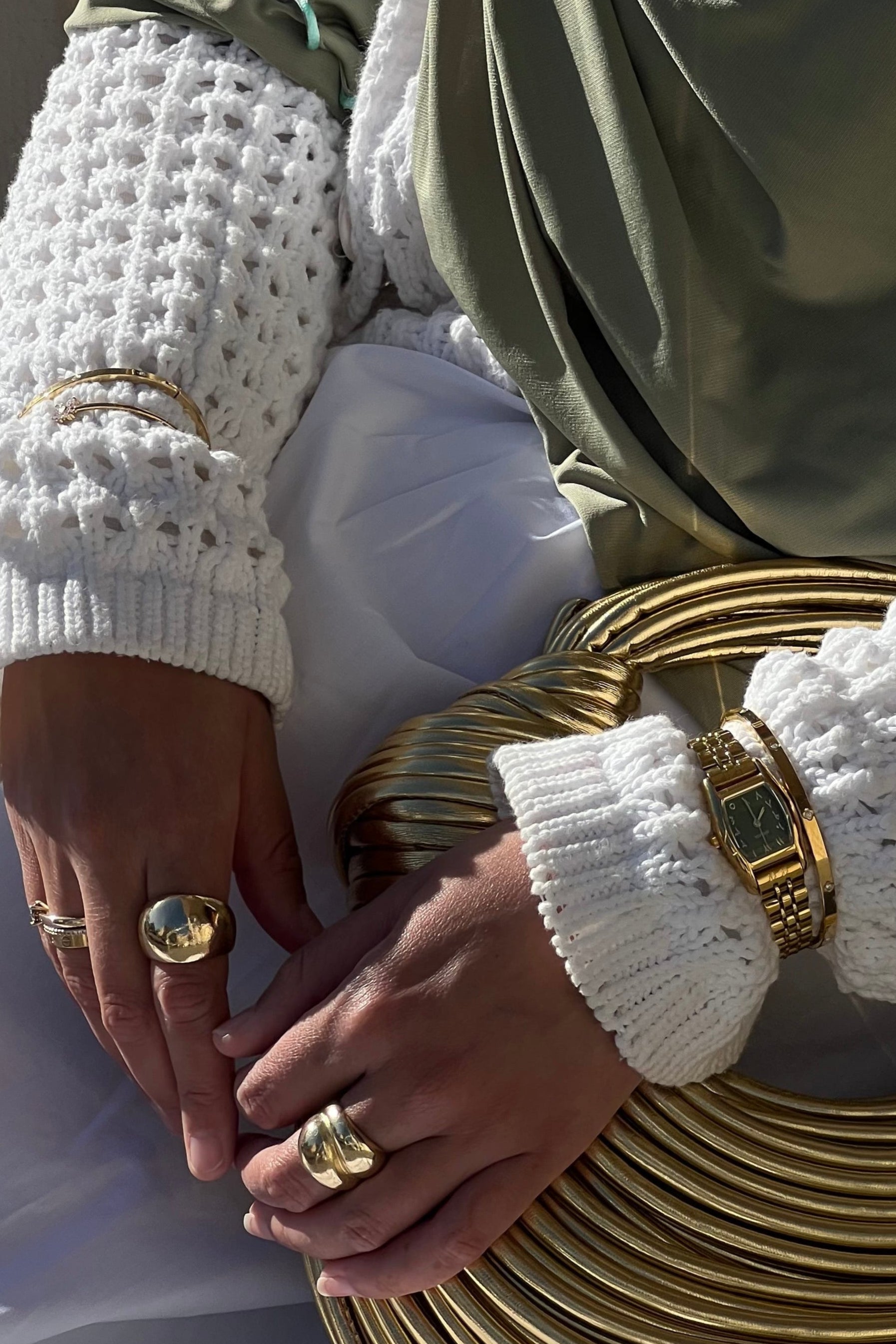 THE CLASSIC GOLD WATCH WITH ARABIC NUMERALS
