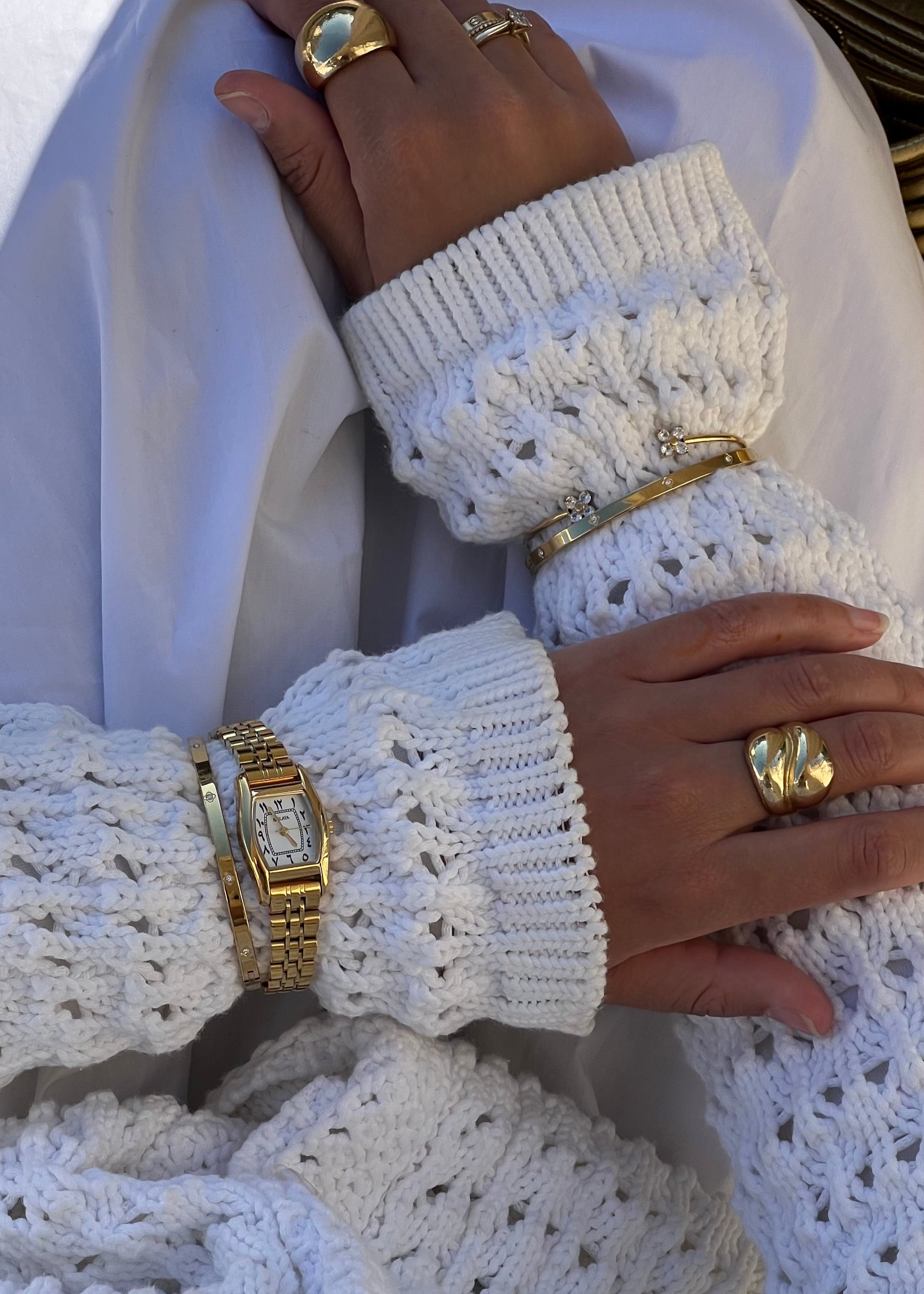 THE CLASSIC GOLD WATCH WITH ARABIC NUMERALS