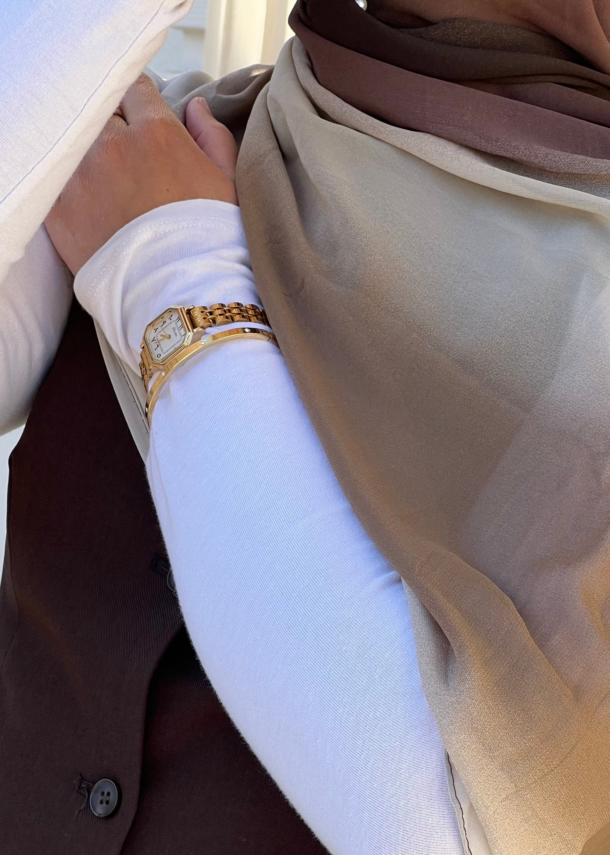 LA PRÉCIEUSE MONTRE DORÉ AVEC CHIFFRES ARABES