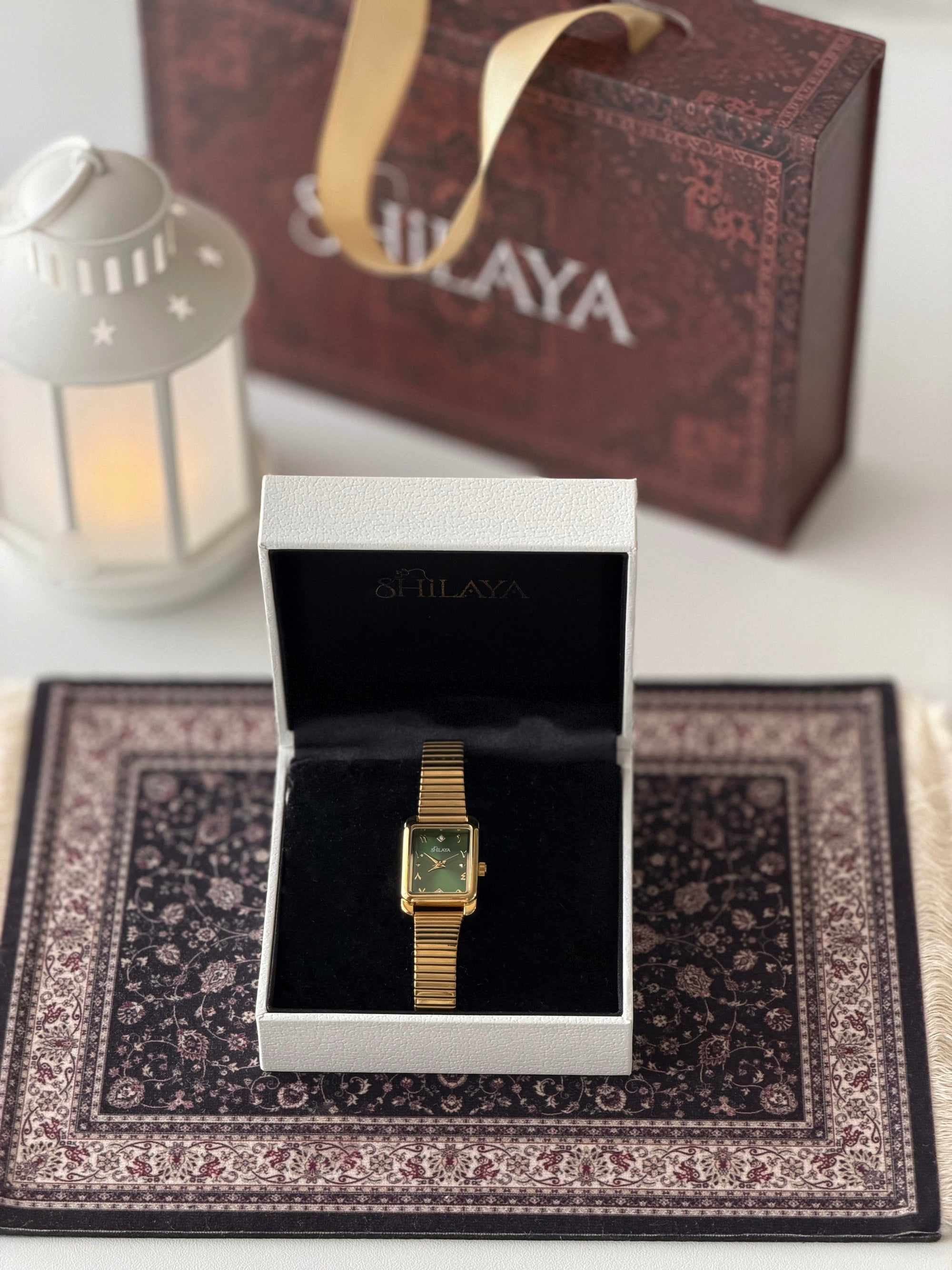 L'ÉMERAUDE MONTRE DORÉ AVEC CHIFFRES ARABES