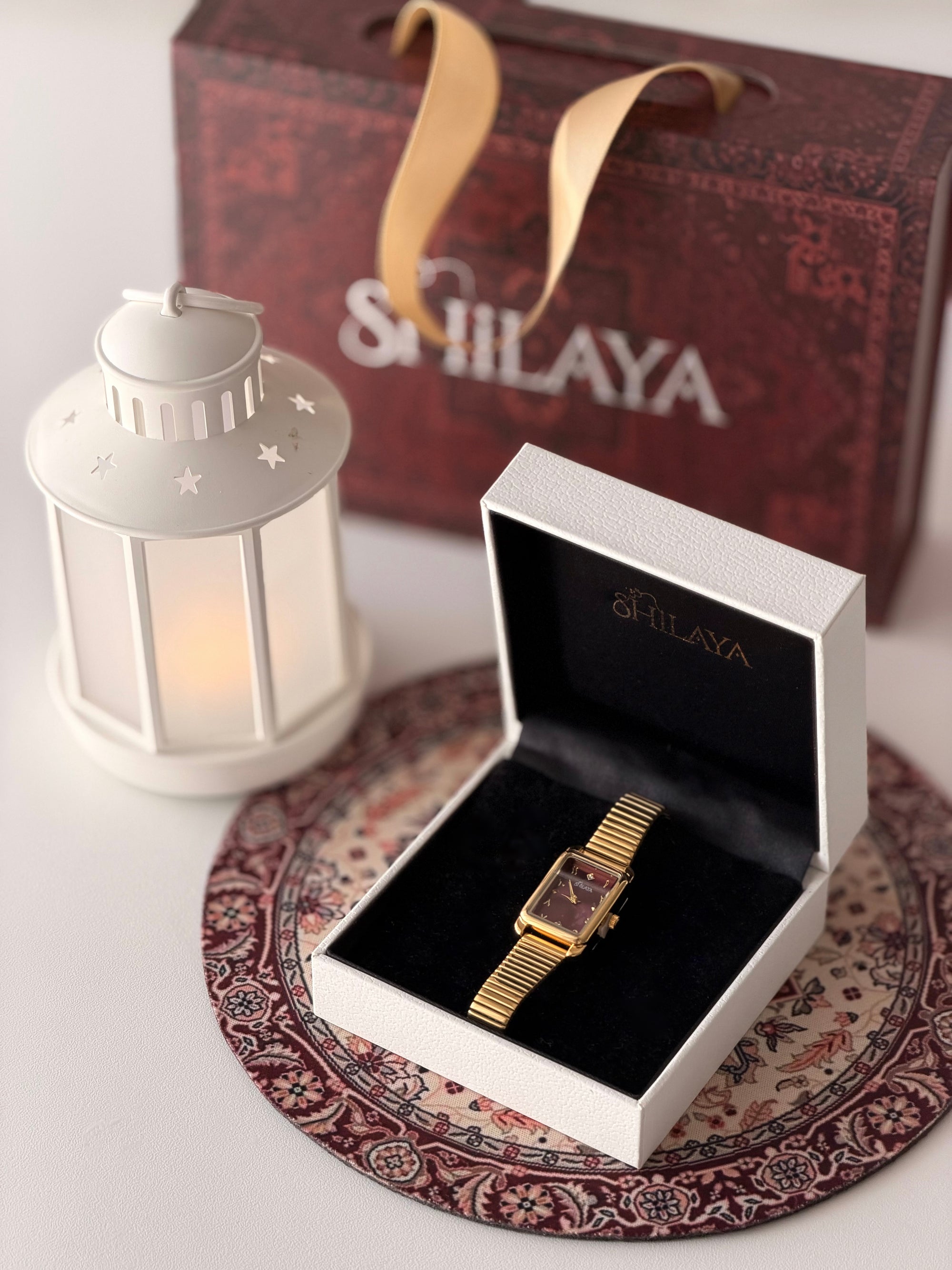 ساعة لا فيلفيت الذهبية بأرقام عربية