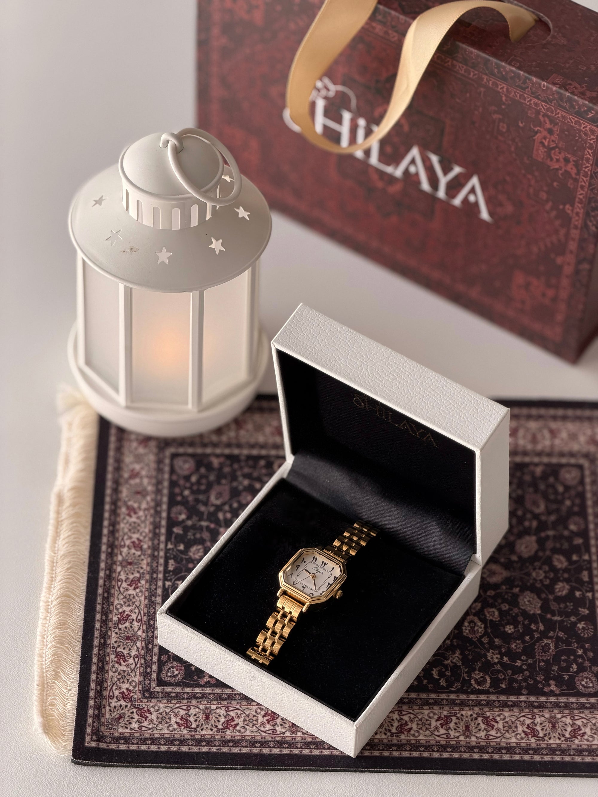 LA PRÉCIEUSE MONTRE DORÉ AVEC CHIFFRES ARABES