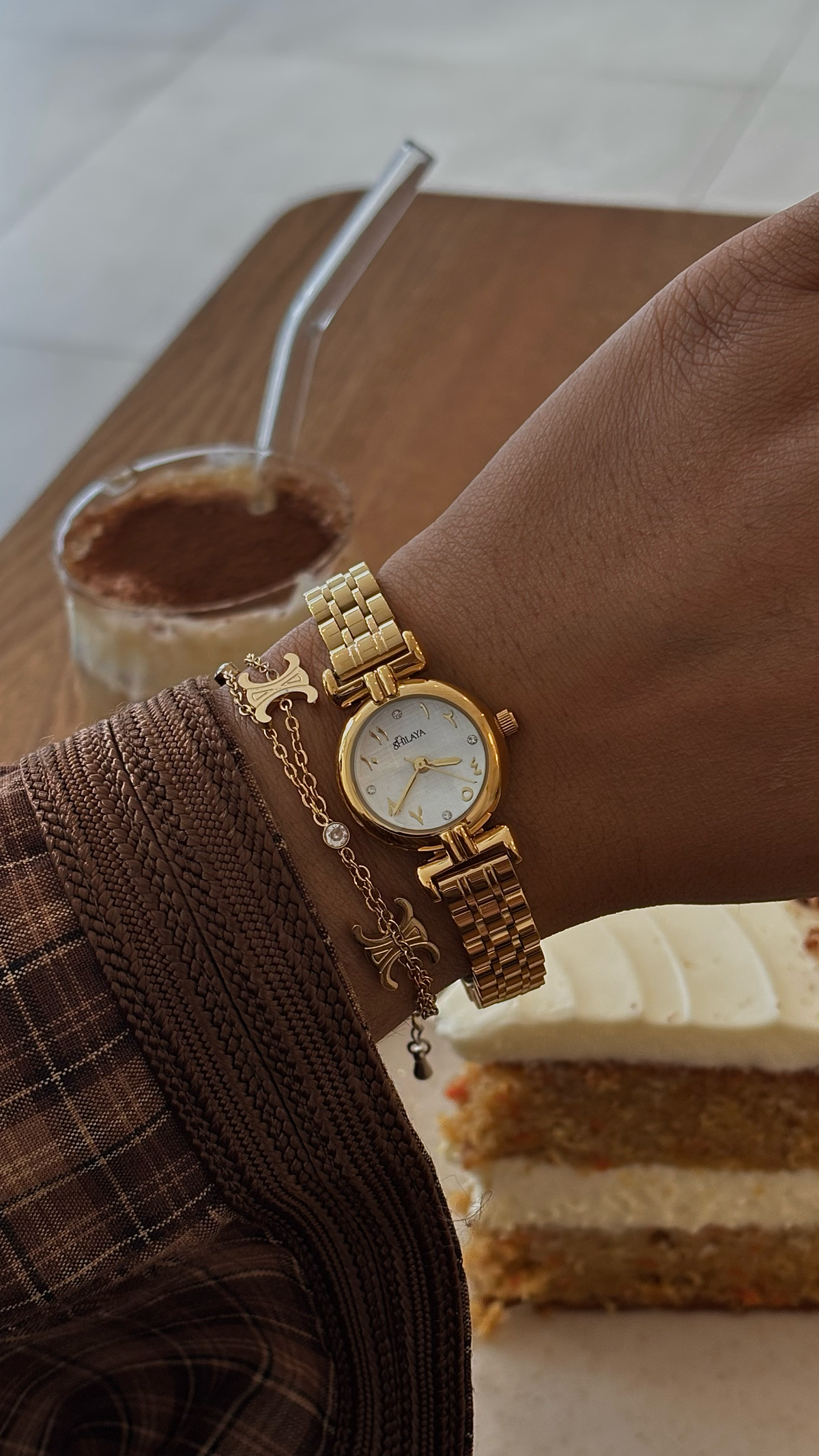 La Alma – montre dorée femme à chiffres arabes, cadran blanc crème | Shilaya