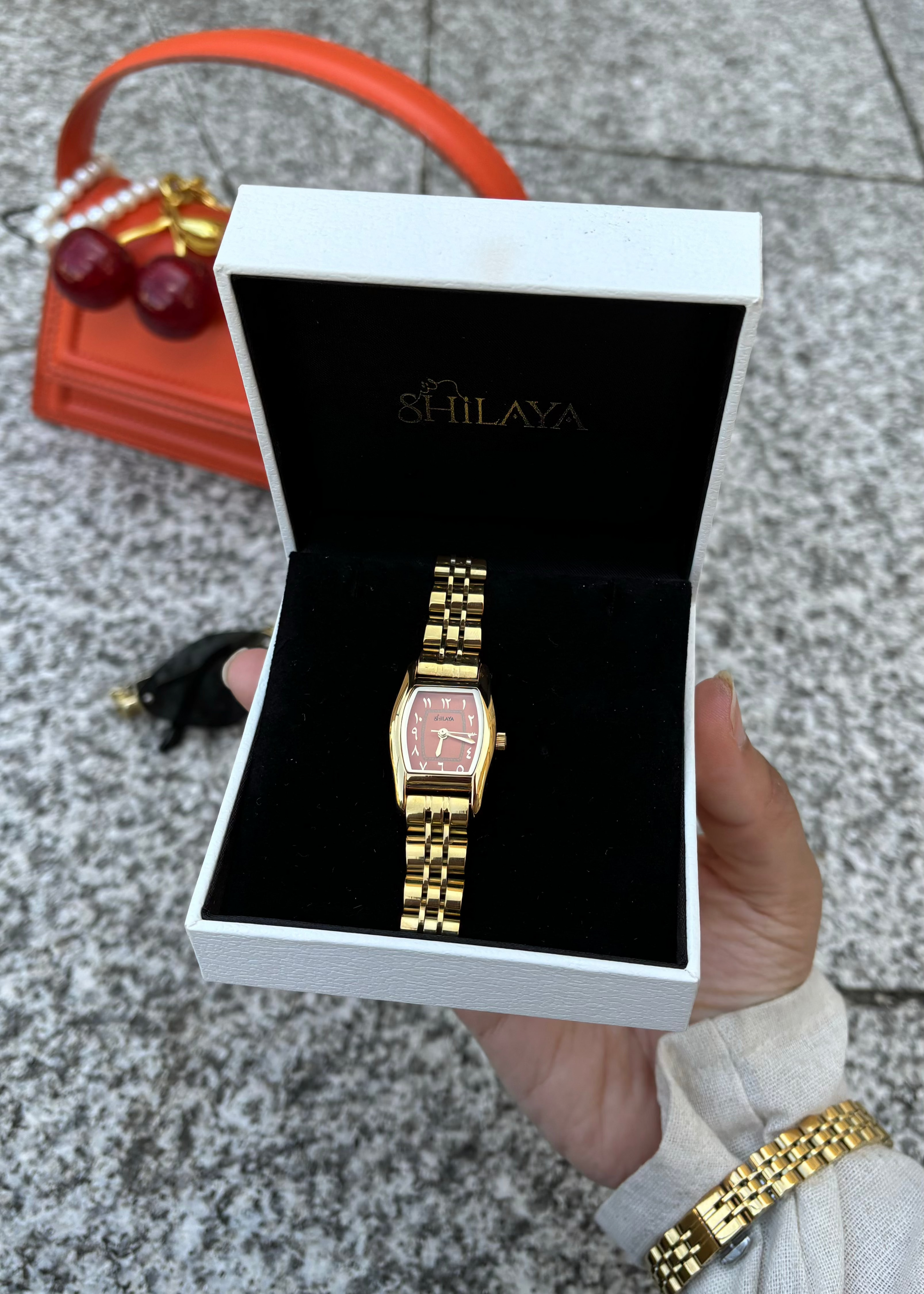 THE CLASSIC GOLD WATCH WITH ARABIC NUMERALS