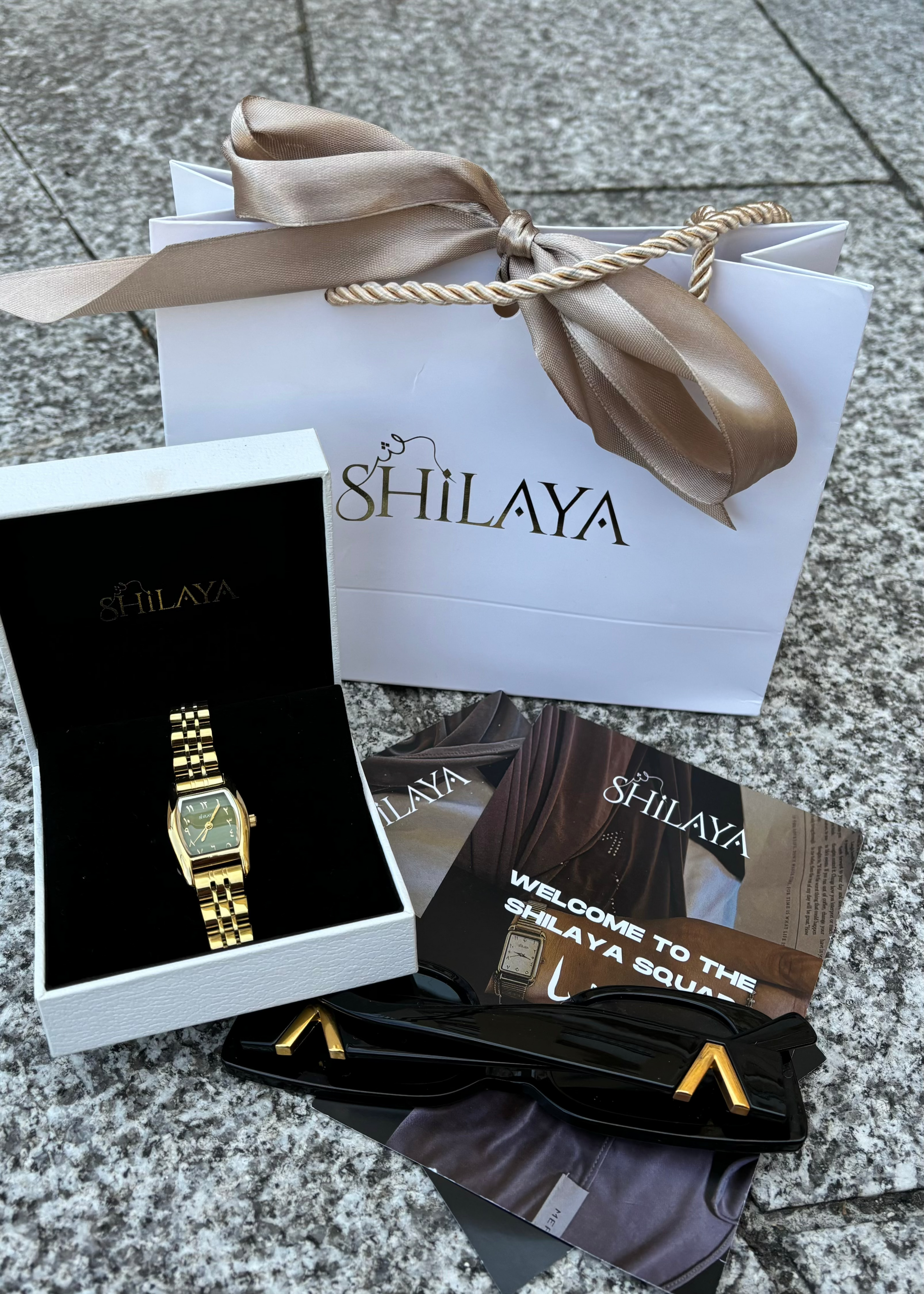 THE CLASSIC GOLD WATCH WITH ARABIC NUMERALS