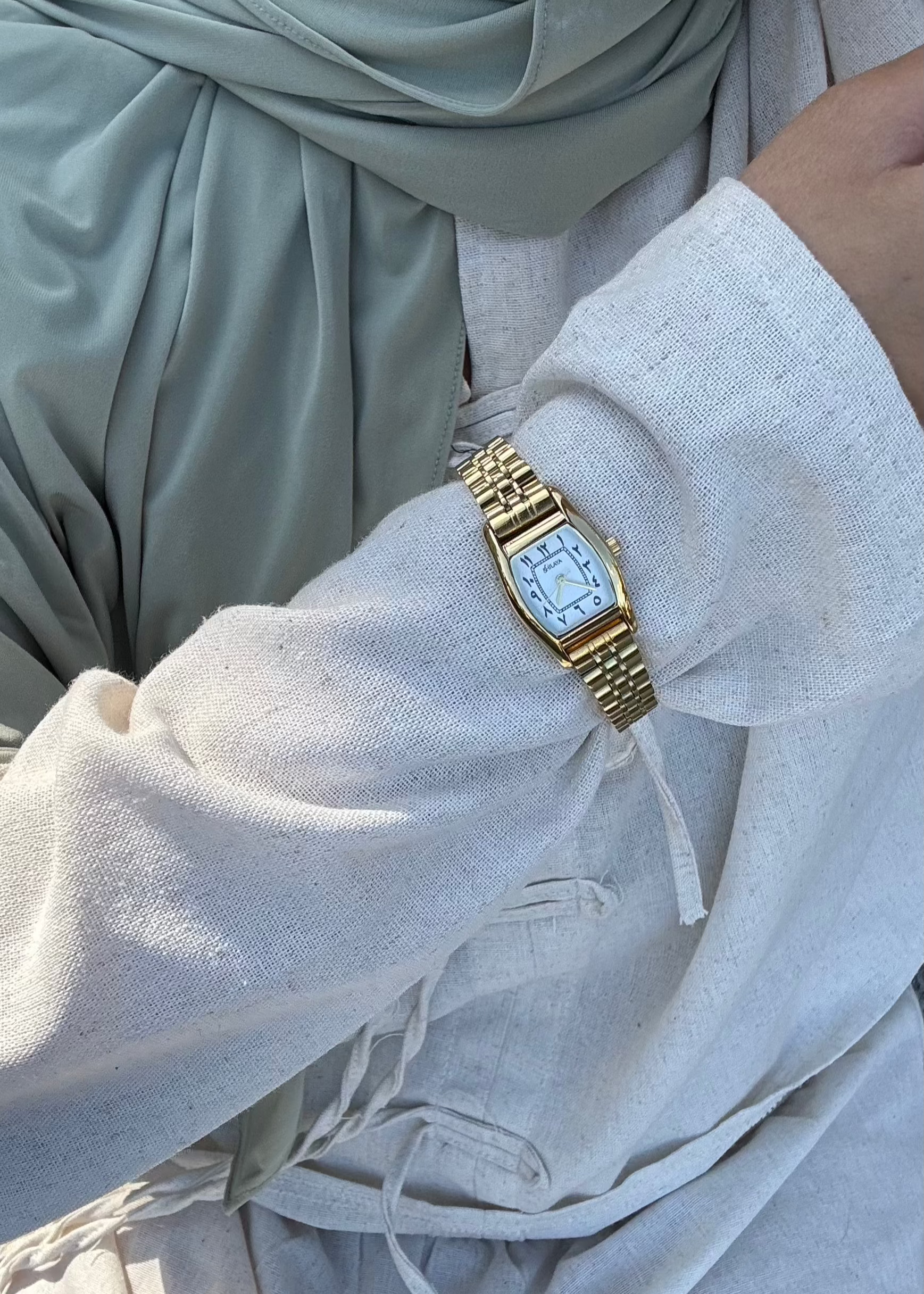 THE CLASSIC GOLD WATCH WITH ARABIC NUMERALS