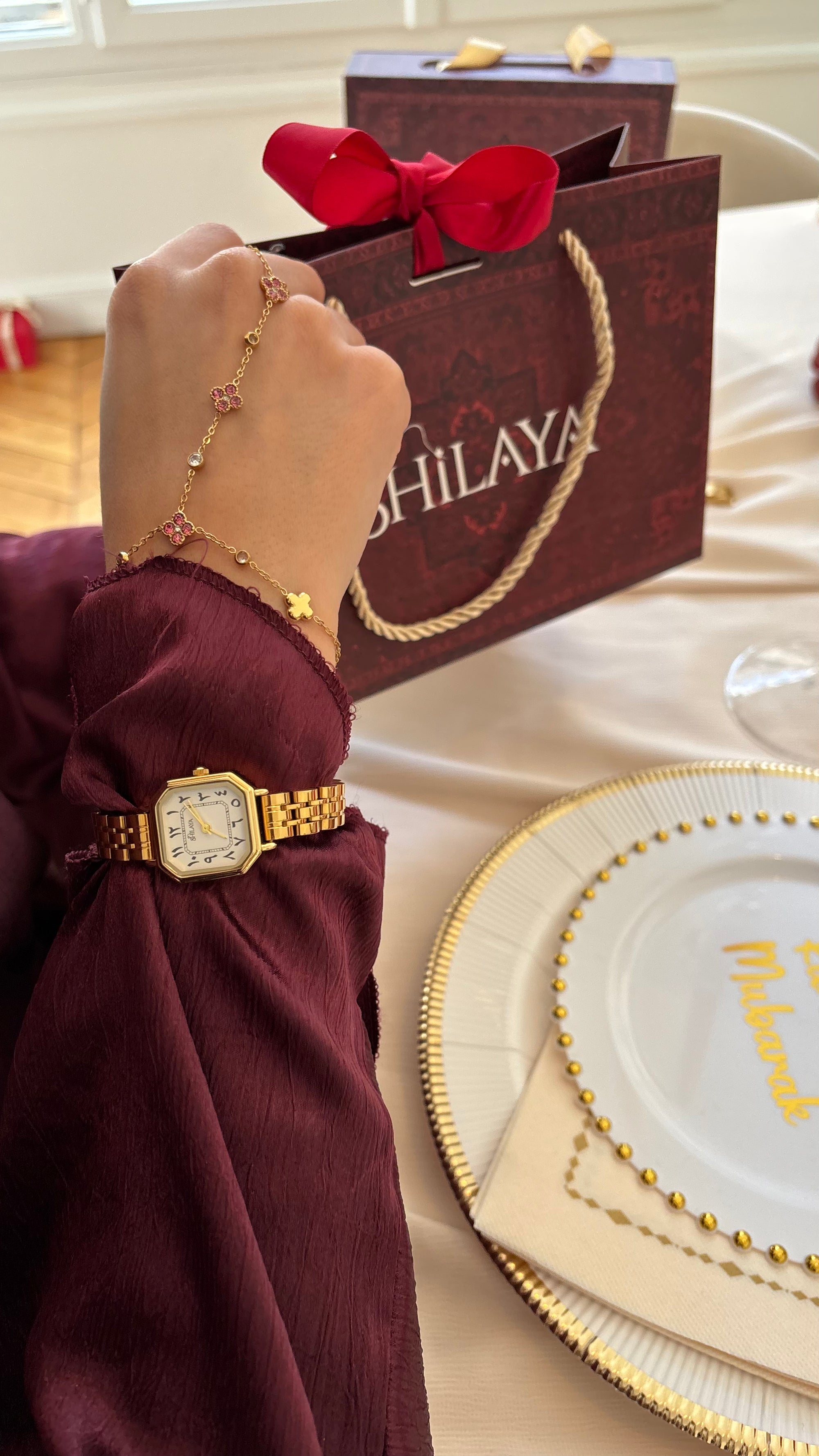 LA PRÉCIEUSE MONTRE DORÉ AVEC CHIFFRES ARABES