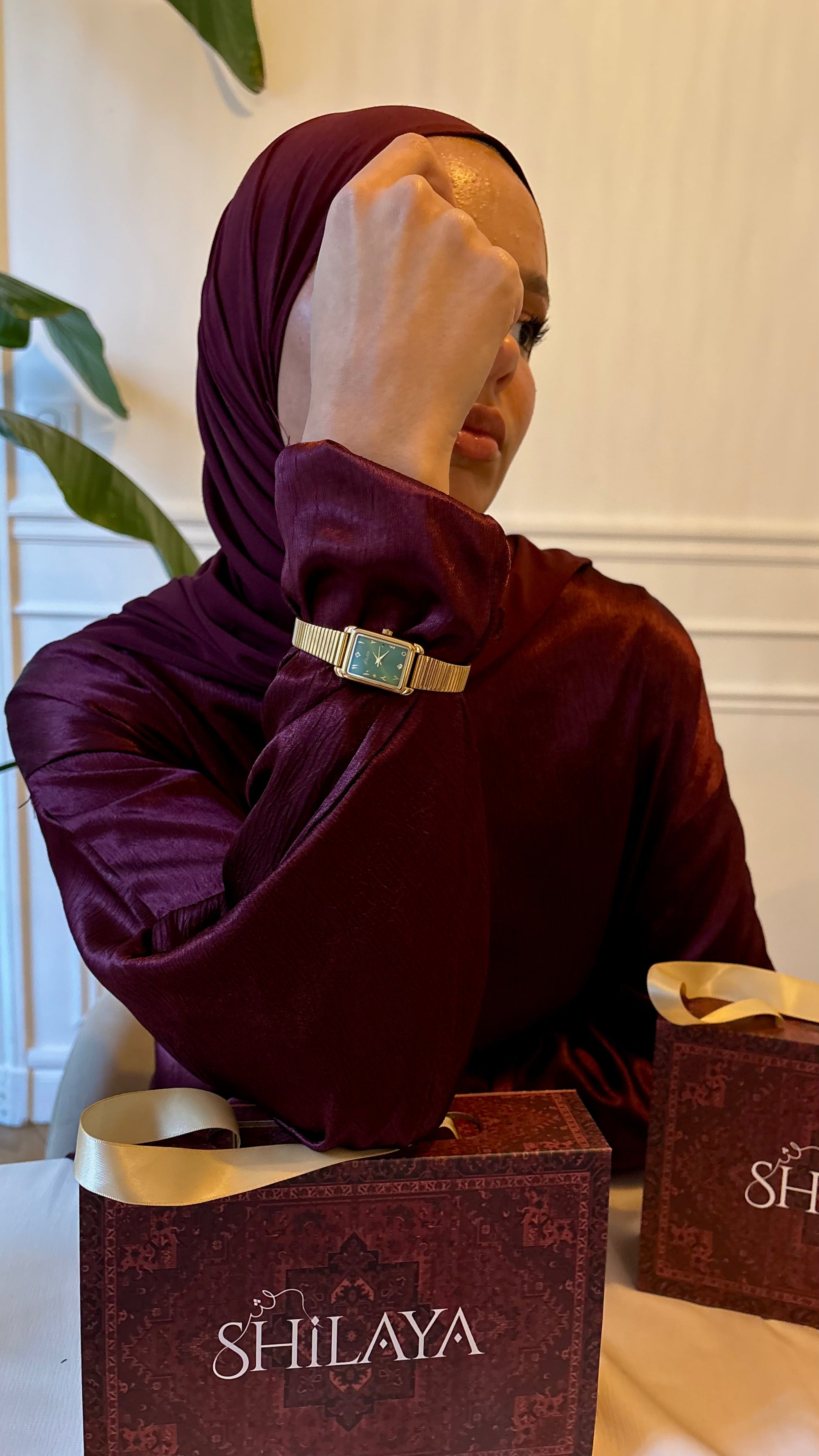 L'ÉMERAUDE MONTRE DORÉ AVEC CHIFFRES ARABES