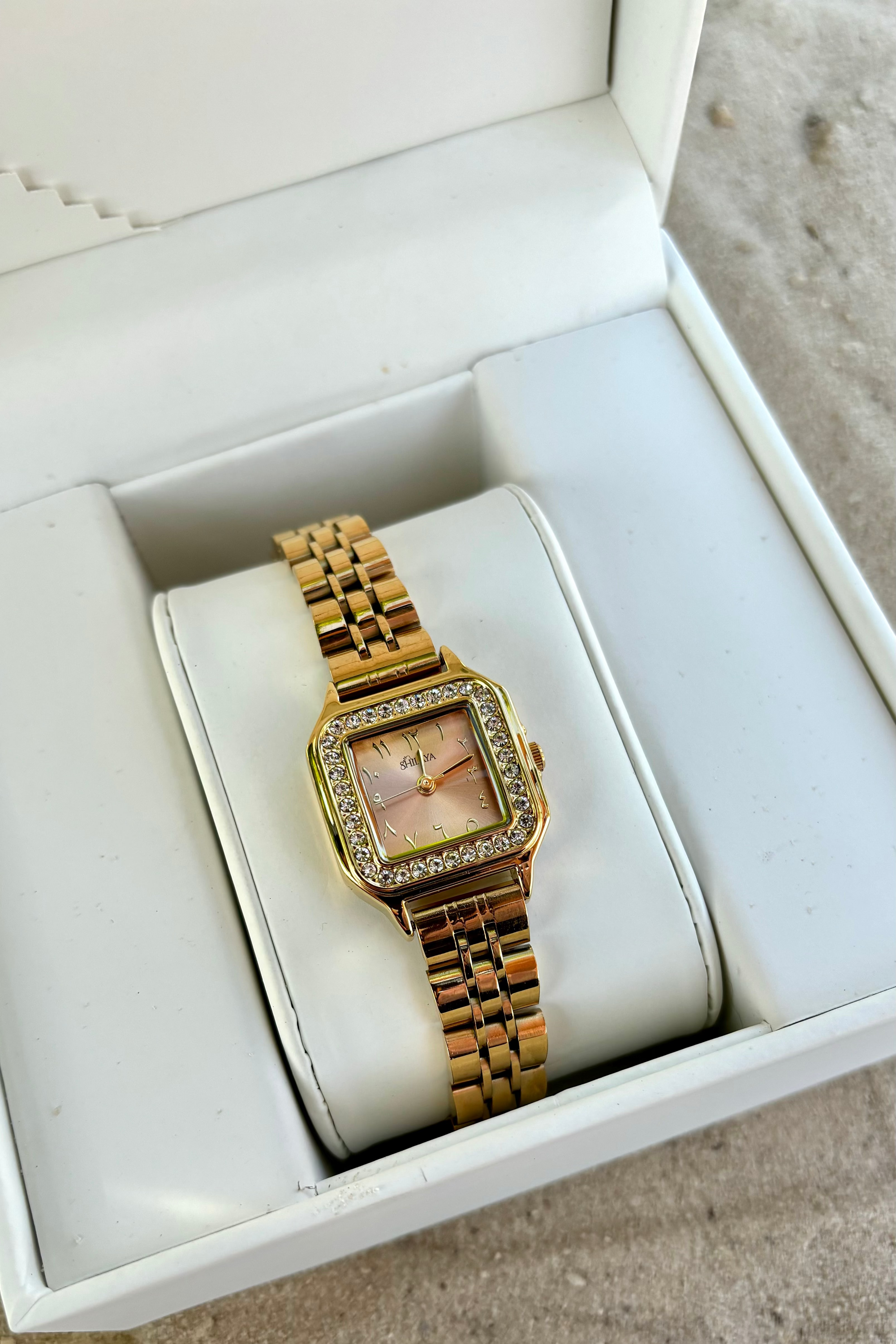 LA PEACH MONTRE DORÉ AVEC CHIFFRES ARABES
