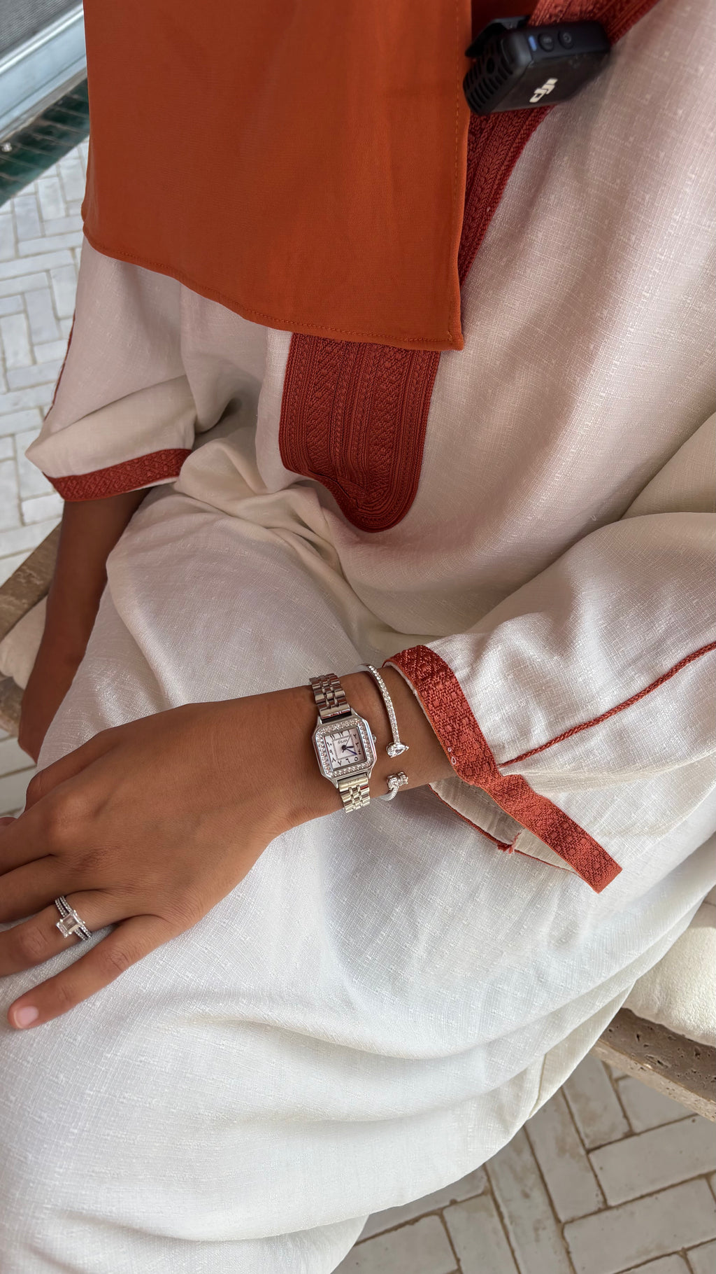 ساعة منتصف الليل الذهبية بأرقام عربية