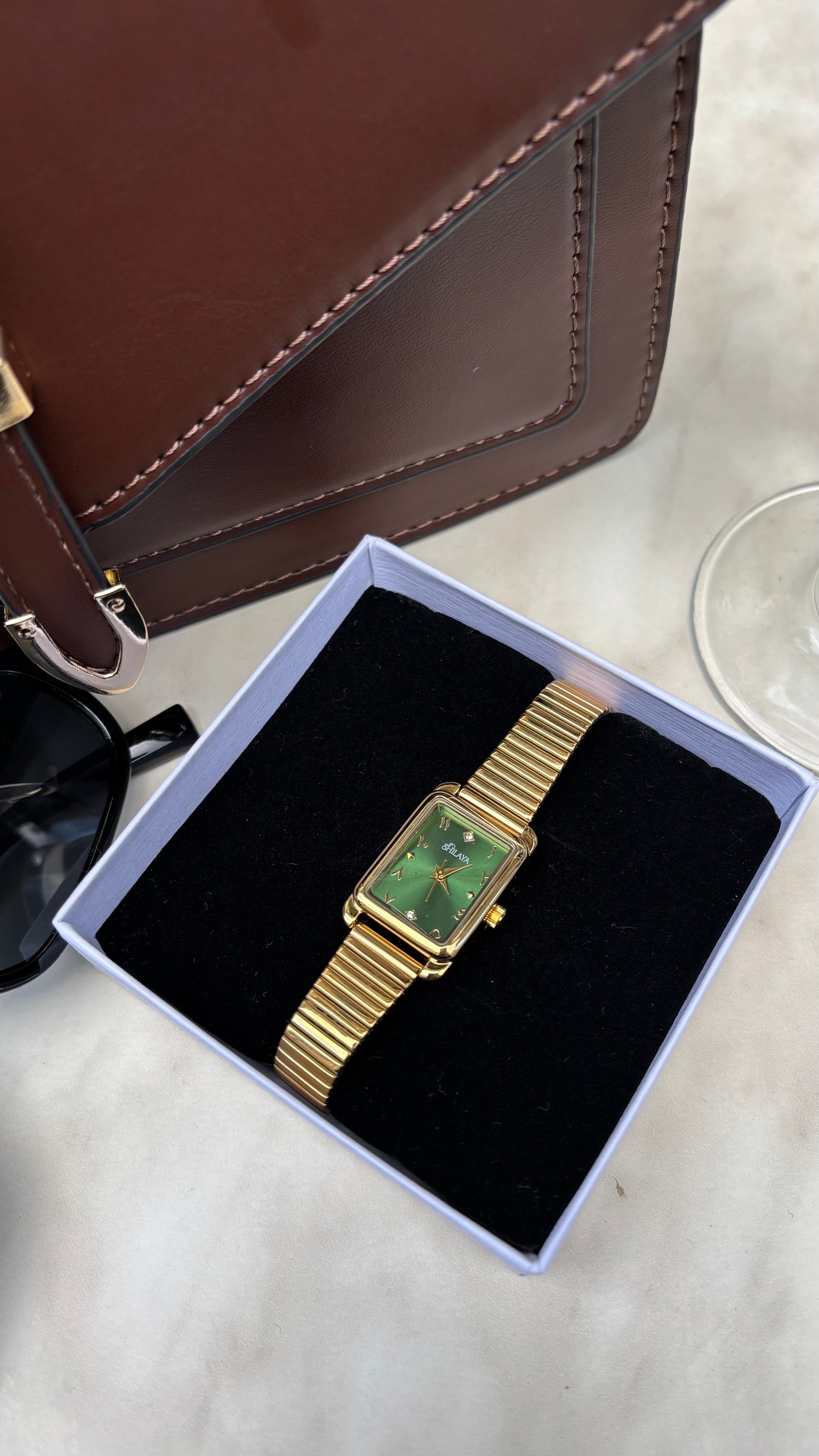 L'ÉMERAUDE MONTRE DORÉ AVEC CHIFFRES ARABES Shilaya