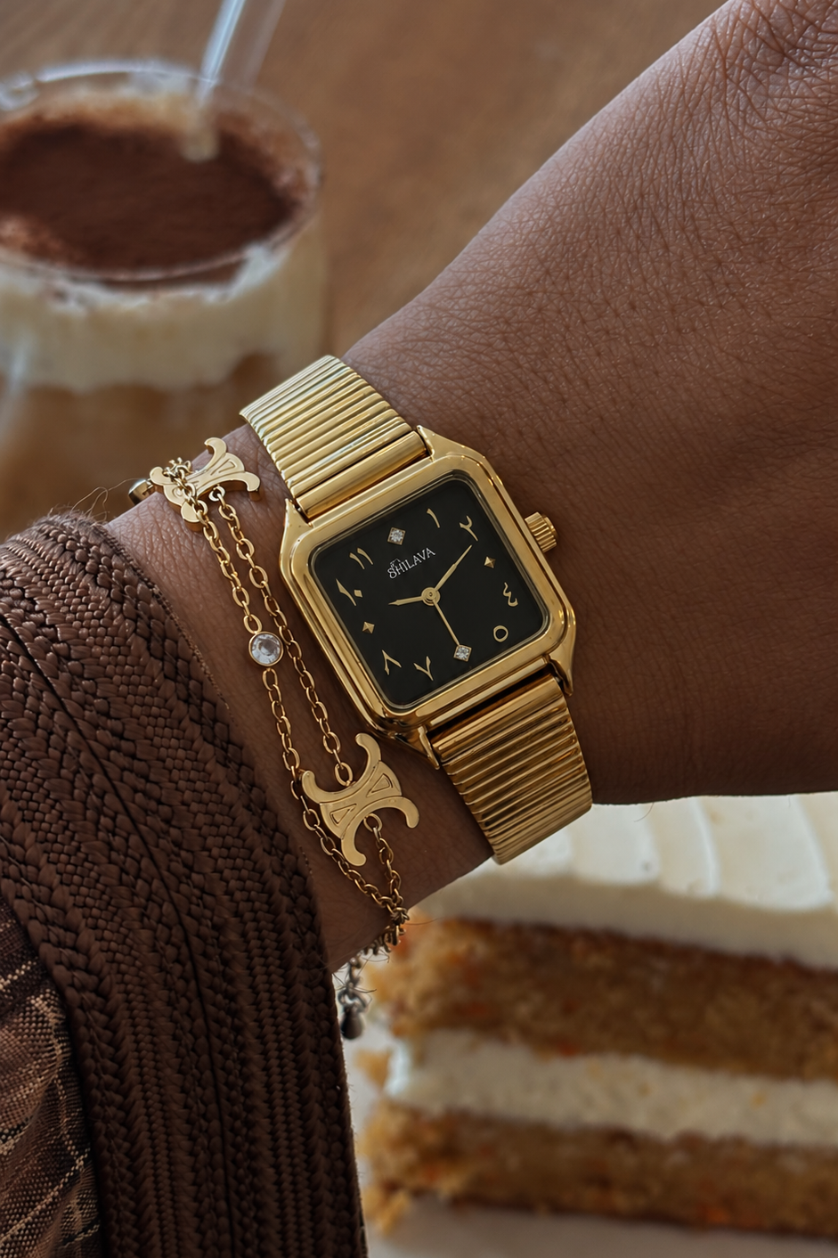 La Casual Black – montre dorée femme à chiffres arabes, cadran noir | Shilaya