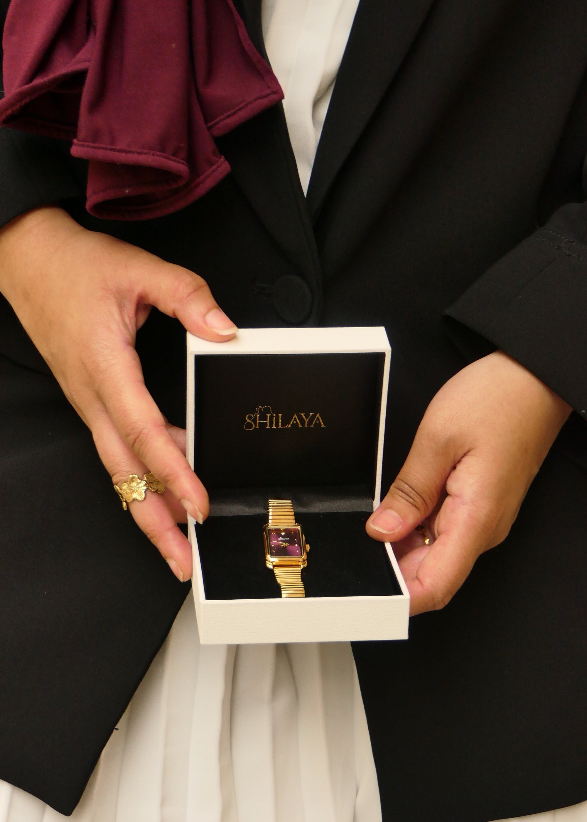 LA VELVET GOLD WATCH WITH ARABIC NUMERALS